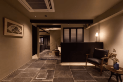 日本古来の美しさと、現代のモダンが融合した情景にとけこむ静かな宿。