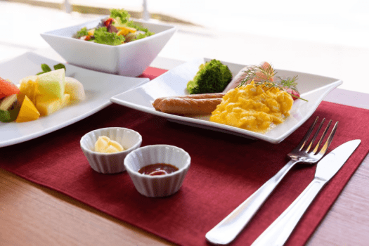 洋食はサラダ、スクランブルエッグ、パン、フルーツとヨーグルトなど