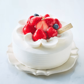 生クリームのホールケーキ