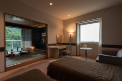 【バルコニー付き和洋室】　角部屋／洋室＋和室6畳／バス付