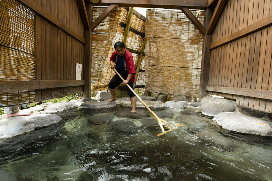 【良実の湯／露天風呂】野趣あふれる岩造りの露天風呂で小野川の名湯を満喫