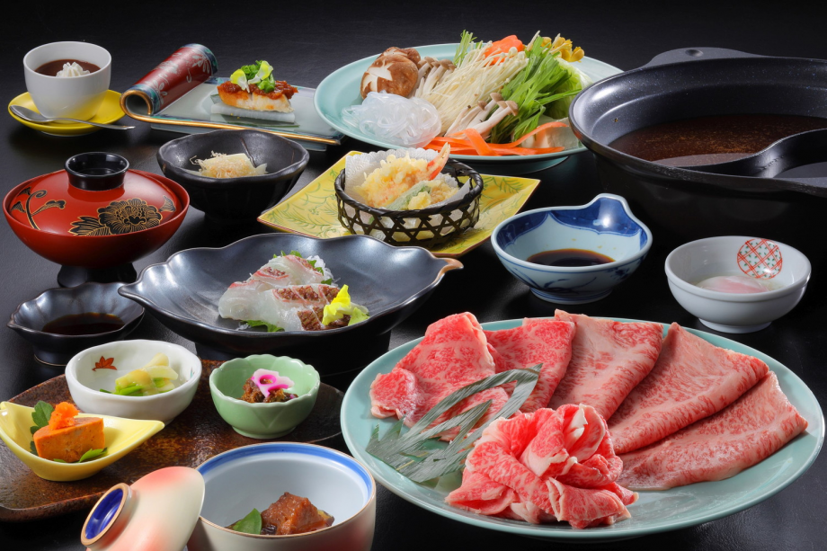 最高級・米沢牛A５ロースを２つの名物料理で味わう、二色鍋「温玉すきやき×源泉しゃぶしゃぶ膳」例
