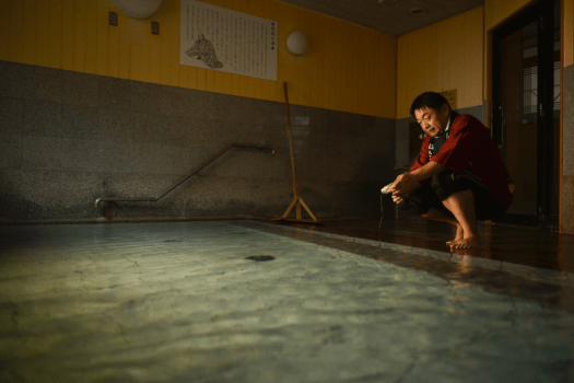 源泉掛け流しの温泉は、湯守が湯量を調整し適温を保っています