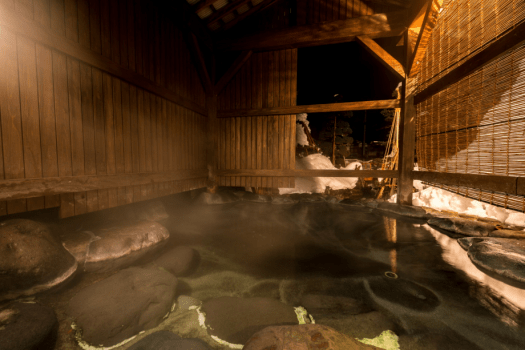 【良実の湯／露天風呂】夜の幻想的な雰囲気の中でゆったりと浸って日頃の疲れを癒してください