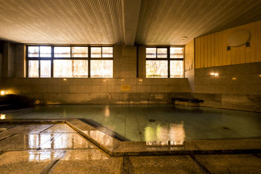 【小町の湯】吉実の湯より若干広めの大浴場です。ゆっくり肩まで使って癒しのひとときを