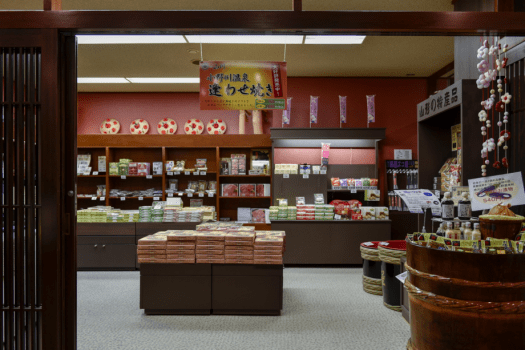 【売店】米沢の銘菓や、小野川温泉名物のラジウム玉子、温泉ミストなどの化粧品を取り揃えております