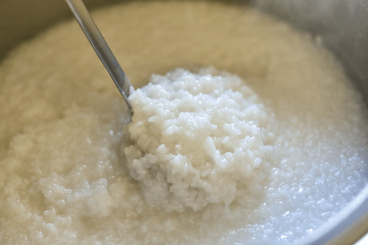 【朝食の名物「源泉粥」】飲泉も出来る小野川の源泉でとろりと仕上げたヘルシーなお粥です.jpg