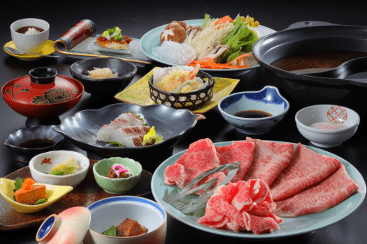 最高級・米沢牛A５ロースを２つの名物料理で味わう、二色鍋「温玉すきやき&times;源泉しゃぶしゃぶ膳」例