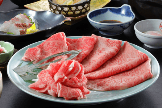 最高級・米沢牛A５ロースを２つの名物料理で味わう、二色鍋「温玉すきやき&times;源泉しゃぶしゃぶ膳」例