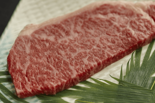 「米沢牛」日本三大和牛の一つ。きめ細やかな脂質が美しく牛肉本来の味わいと、とろけるような舌触りを堪能