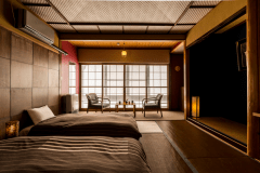 【晴山荘／倶楽部ルーム】和の空間にローベッドが配置されたモダンなお部屋