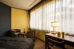 【本館／洋室】セミダブルサイズのベッドでゆっくりご就寝ください