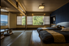 【本館／和洋室】ベッドは少し低めのローベッドでゆったりと寛げます