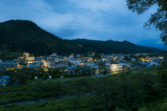 小野川温泉街、自然に囲まれたのどかな街並みです