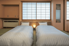 【本館/倶楽部ルーム】和室ローベッドで落ち着いた雰囲気の中でゆったりとお過ごしいただけます 【本館/倶楽部ルーム】和室ローベッドで落ち着いた雰囲気の中でゆったりとお過ごしいただけます