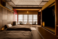 【晴山荘／倶楽部ルーム】和の空間にローベッドが配置されたモダンなお部屋
