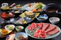 最高級・米沢牛A５ロースを２つの名物料理で味わう、二色鍋「温玉すきやき×源泉しゃぶしゃぶ膳」例