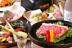 地元食材と地元あか牛の陶板焼きなど。仕入れや季節により異なります