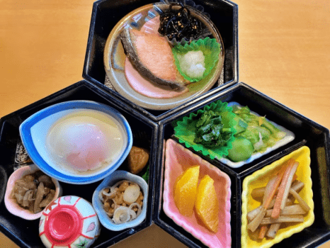 【和食朝食一例】那珂川町のおいしいお米と季節に応じた鮎やかんぴょうなどの地元産の食材を使い、誰にでも喜んでいただける「日本の朝ごはん」をご用意しました。