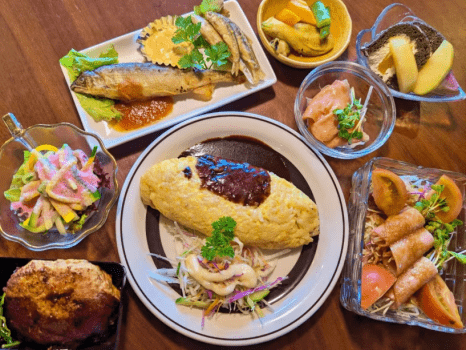 【夕食・洋食一例】那珂川町産の有精卵のオムライス・那須豚肉のハンバーグをメインにした食事を部屋までお届け