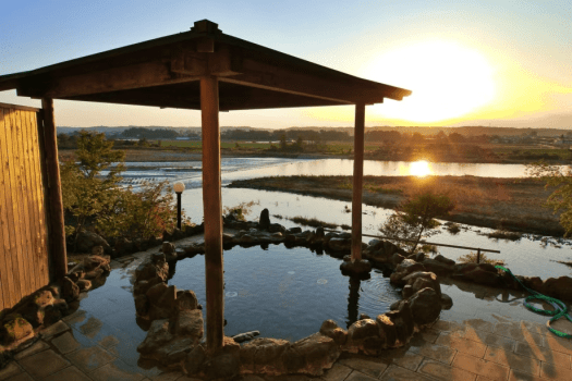 【馬頭温泉郷・元湯東家（当館から車で10分）】肌が滑らかになることから「美人の湯」と呼ばれています。