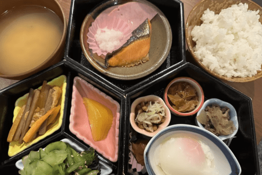 【ご朝食・和食一例】地元で人気レストランの食事をお部屋にお届けします。※写真は一例