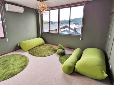 【プライベートサウナ】寝心地のよいグリーンのクッションが並ぶリラックスルームもご用意しております。
