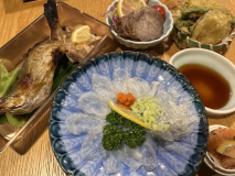 【ご夕食・和食一例】トラフグ、清流那珂川でとれる鮎や山菜など季節の食材をお部屋までお届けします。