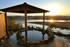 【馬頭温泉郷・元湯東家（当館から車で10分）】肌が滑らかになることから「美人の湯」と呼ばれています。