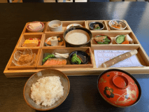 自然薯を使用したとろろ付き和朝食。旬の地元食材をとりいれた小鉢や炊きたて地元米をご堪能下さい