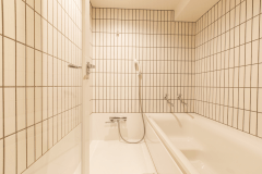 【ニュースタイル／和室8畳】洗い場付きで気兼ねなく、広々と使えるバスルーム。