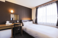 【スタンダード／セミダブル】ベッド幅120cm／17平米。仕事やスマホも快適に♪Wi-Fi完備！