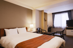 【スタンダード／ダブル】ベッド幅180cm／21平米。テレビでYoutubeやNetflixも！