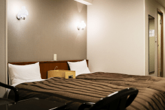 【スタンダード／ツイン】足元ゆったり、荷物整理もしやすい21平米。語らいを愉しむテーブルセット付き。