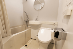 【ニュースタイル／客室バスルーム】清潔感溢れるバスルーム。温水洗浄トイレ付