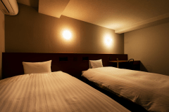 【ニュースタイル／ツイン】枕元にある小物置きにコンセント。さり気ない配置に心くすぐる快適空間