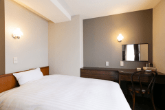 【コンパクト／シングル】シンプルながらも清潔感溢れるお部屋。仕事やスマホも快適に♪Wi-Fi完備！