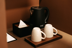 ■2024年誕生■デラックスモダン客室■電気ケトル＆マグ　photo：hiroki isohata