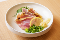 【地鶏刺し】新鮮さが命！表面を軽く炙り、九州ならではの甘めの刺身醤油でどうぞ。