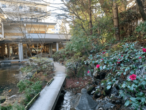 【ホテルニュー水戸屋】旅館の中庭の散策にご案内。