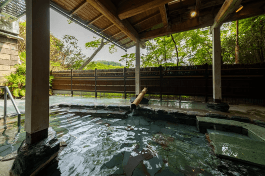 【伝承千年の宿佐勘　地下1階大浴場露天風呂イメージ】ヨガ後は温泉入浴でリフレッシュ
