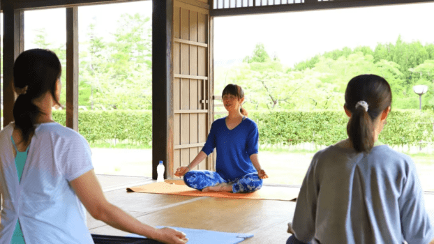 【ヨガイメージ】　＊画像はイメージです。伝承千年の宿佐勘の屋内の畳敷スペースで開催致します