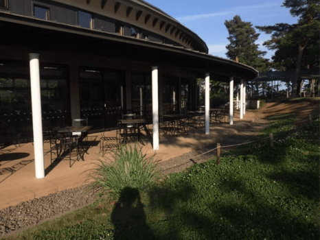 【グーグーテラス】夕食はこちらのレストランのテラス席で召し上がっていただけます
