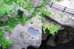 恋人の聖地に登録された「覗橋♡ハート」。磊々峡をご覧いただける覗橋沿いにございます。