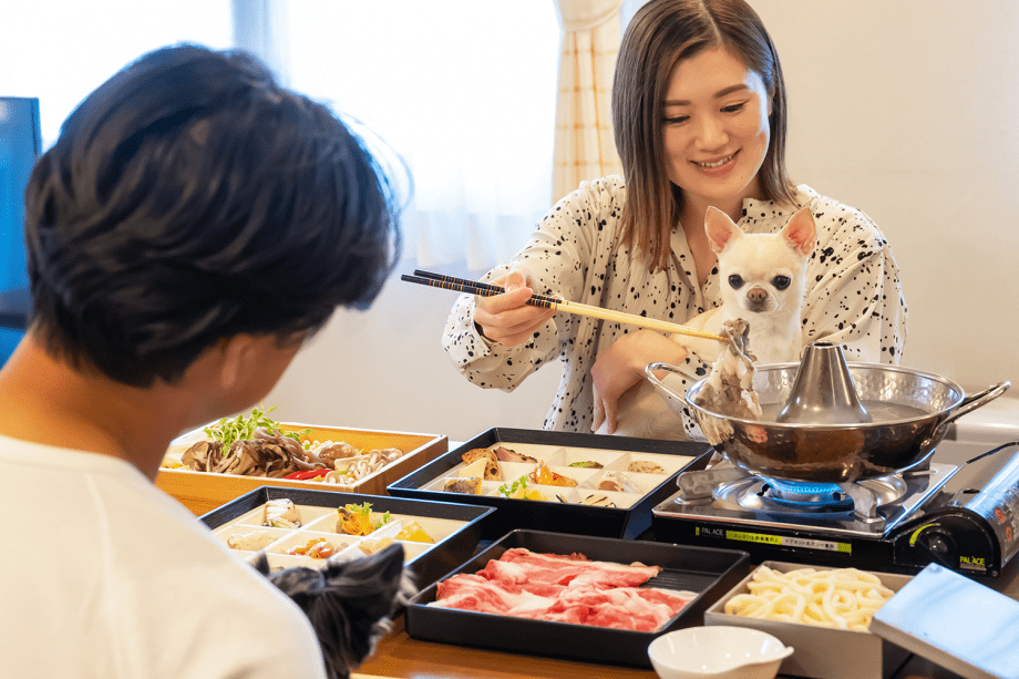 【ご夕食：お部屋でしゃぶしゃぶ】周りを気にせず、気兼ねないお食事時間。怖がりのワンちゃんも安心です。