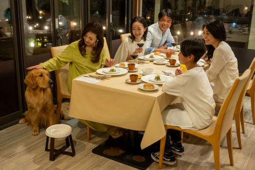 賑やかな夕食時間は、やっぱり「家族全員で♪」レストランも愛犬同伴可能です