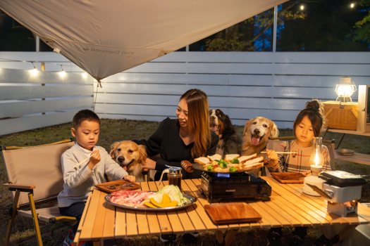 ワンちゃんと一緒にBBQセットの夕食を