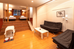 【スペシャルスイート◆ヴィラ】ソファにゆったりと腰かけ、愛犬とともに過ごす贅沢な“何もしない時間”