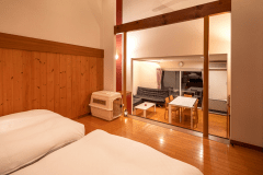 【スペシャルスイート◆ヴィラ】ワンちゃんのそばでゆっくりお休みいただける、解放感あるベッドルーム。