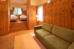 【 フォレストツイン◆コテージ】ウッド調の吹き抜けのような造りは、思わず見上げてしまいたくなります。